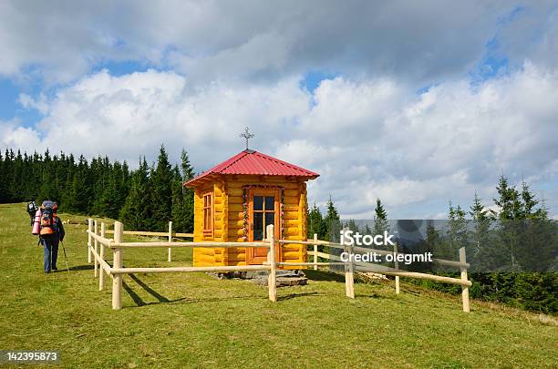 ハイキングを通過しチャペルの Carpathian 山々を見晴らせます - カルパティア山脈のストックフォトや画像を多数ご用意 - カルパティア山脈, キリスト教, トウヒ