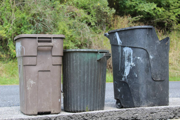 istock Old, broken trash cans on the side of the road 1423963315
