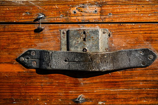 Handle and lock of an old wooden suitcase