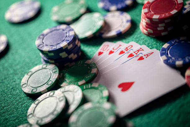 играя в покер в казино проведения победы королевской флеш-руку карт - ten of hearts стоковые фото и изображения