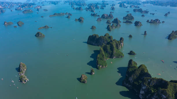 góry skalne w zatoce ha long - halong bay zdjęcia i obrazy z banku zdjęć