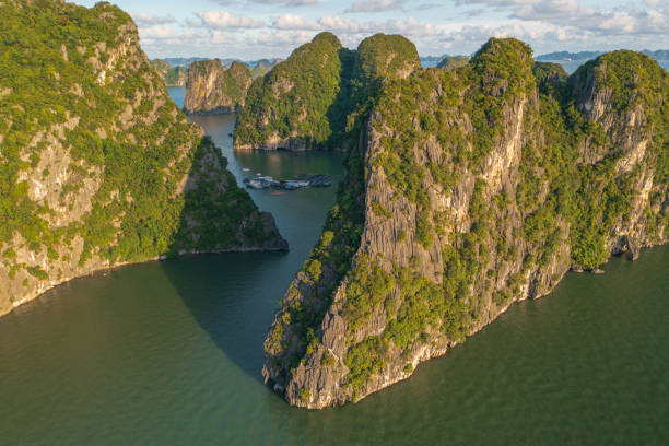 felsenberge an der ha long bucht - halong bay stock-fotos und bilder