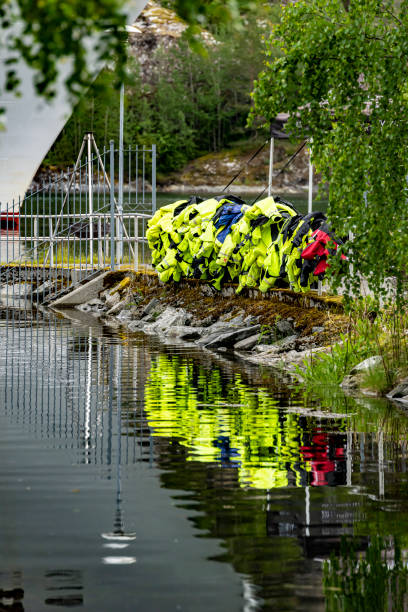 geirangerfjord bei hellesylt in norwegen. - water reflection marina life jacket stock-fotos und bilder