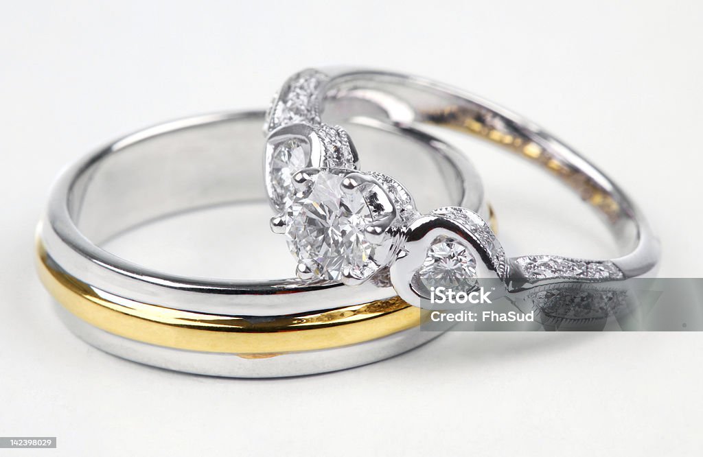Anello diamante dorato e contemporaneo. - Foto stock royalty-free di Fede nuziale