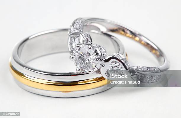 Foto de Golden E Contemporâneo Anel De Diamante e mais fotos de stock de Aliança de casamento - Aliança de casamento, Joia, Prata