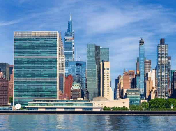 new york city skyline avec un bâtiment de l’onu et des gratte-ciel de manhattan east side, ny, états-unis. - east river drive photos et images de collection