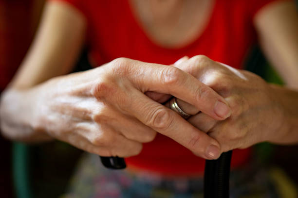 老人ホームで杖を持つ年配の女性のトリミングされたショット - human hand aging process senior adult cane ストックフォトと画像