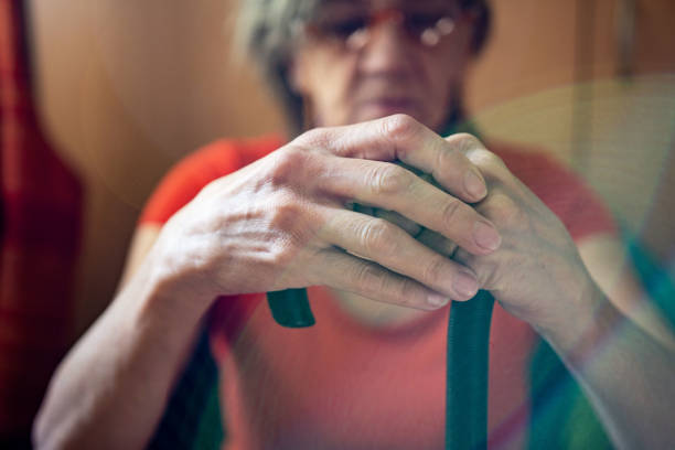 老人ホームで杖を持つ年配の女性のトリミングされたショット - human hand aging process senior adult cane ストックフォトと画像