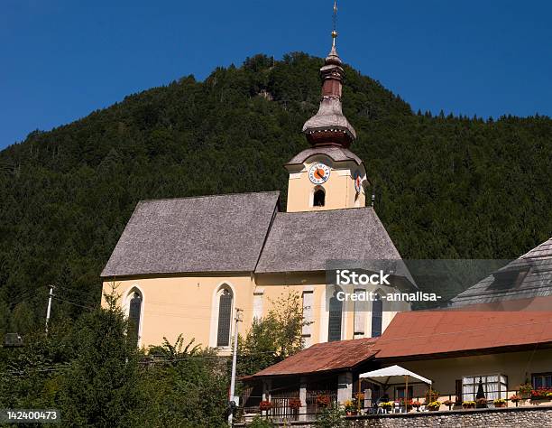 Foto de Igreja Nos Alpes e mais fotos de stock de Aldeia na Montanha - Aldeia na Montanha, Alpes Julian, Alpes europeus