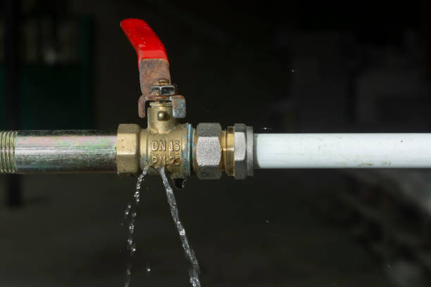 riss am wasserhahn und ein wasserleck nach dem frühlingsfrost - faucet leaking pipe water stock-fotos und bilder