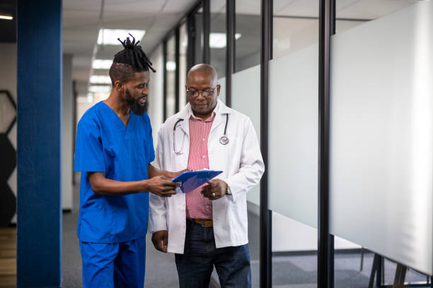 istock Doctor walks and talks to nurse in corridor 1424022706