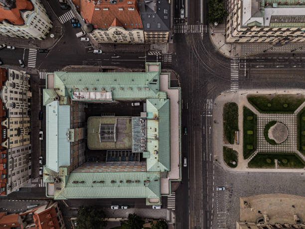 vista aérea de praga república tcheca - prague czech republic high angle view aerial view - fotografias e filmes do acervo