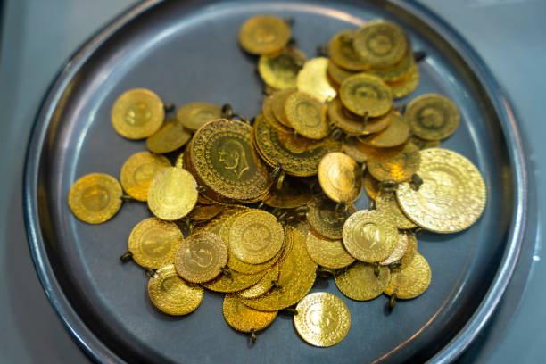 gram gold coins weighed on precision scales - instrument of weight imagens e fotografias de stock