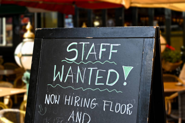 staff wanted sign outside a restaurant - job listing imagens e fotografias de stock