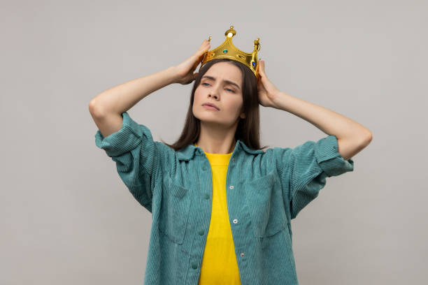 istock Woman in crown looking with arrogance away, declaring his authority, superior privileged status. 1424033370