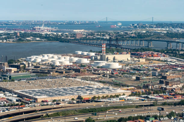widok z lotu ptaka na terminal naftowy w new jersey - new jersey industrial district newark harbor zdjęcia i obrazy z banku zdjęć