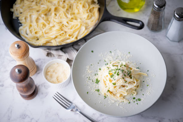 fettuccine alfredo, traditional cream cheese pasta fettuccine alfredo, traditional cream cheese pasta cheese sauce stock pictures, royalty-free photos & images