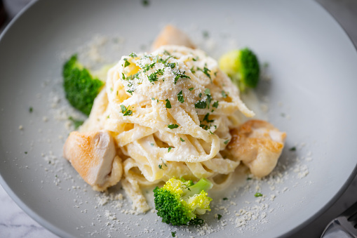 fettucine alfredo with broccoli and chicken