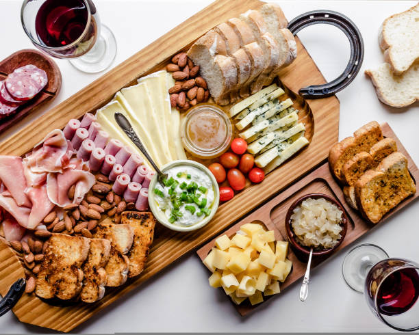 elegante charcuterie board com lanches, queijo e vinho para compartilhar com muitas pessoas - famagusta - fotografias e filmes do acervo