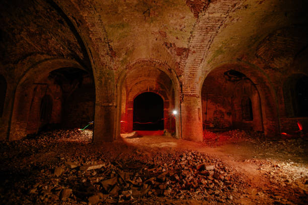 古い古代の放棄された赤レンガ造りの歴史的建造物��の暗い回廊 - abandoned church indoors dirty ストックフォトと画像