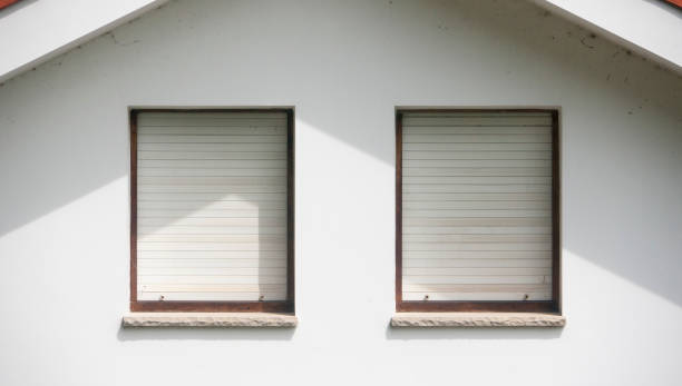 duas janelas em fachada branca - jalousie - fotografias e filmes do acervo