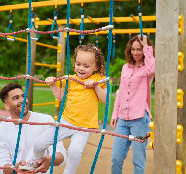 rodzina bawiąca się na drabince wspinaczkowej - child jungle gym playground laughing zdjęcia i obrazy z banku zdjęć