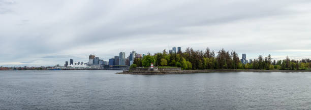 panoramablick auf coal harbour, canada place und stanley park. - scenics skyline panoramic canada place stock-fotos und bilder