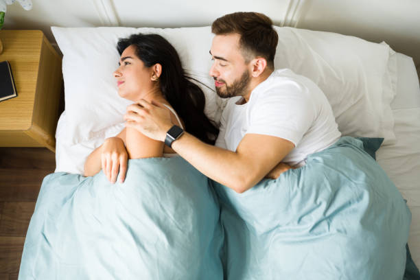 angry woman in bed rejecting having sex with her partner - men sensuality photography high angle view imagens e fotografias de stock