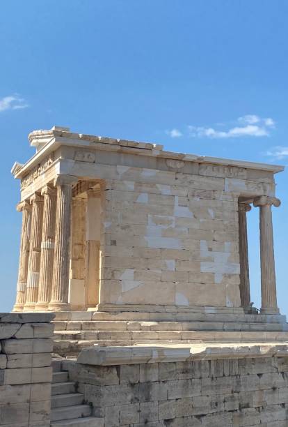 il tempio di atena nike visto dall'acropoli in una limpida giornata estiva - clear sky acropolis athens greece greece foto e immagini stock