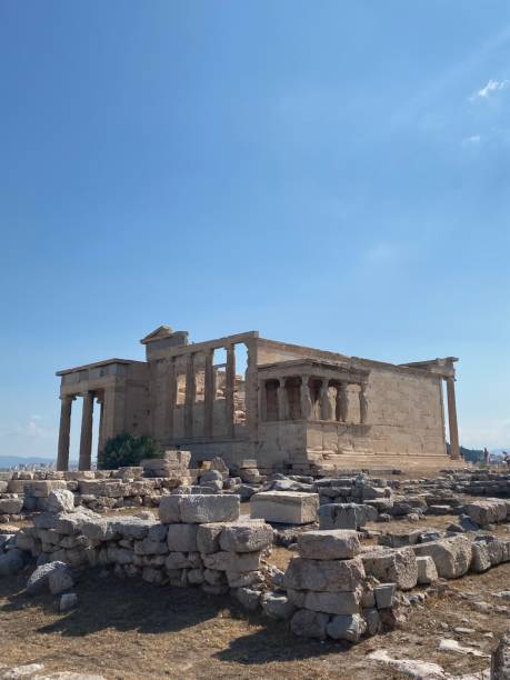 antico tempio di atena in cima all'acropoli di atene, in grecia, in una limpida giornata estiva - clear sky acropolis athens greece greece foto e immagini stock