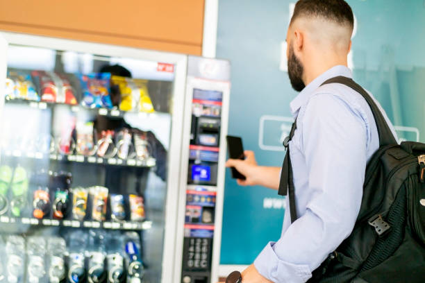 hombre de negocios en el aeropuerto. - vending machine fotos fotografías e imágenes de stock