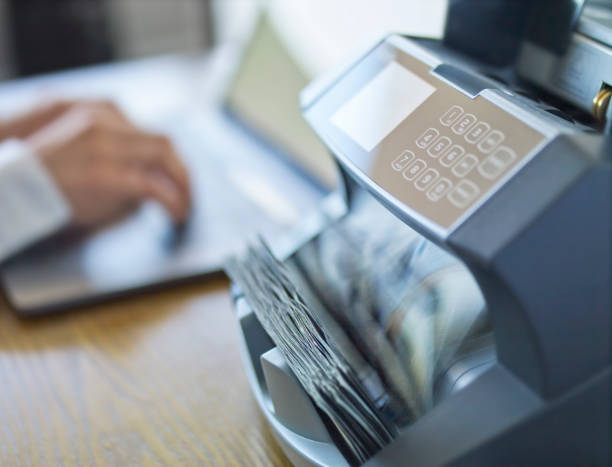billete de banco de contador - cash register register wealth checkout counter fotografías e imágenes de stock