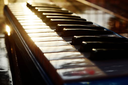 The piano that looks sparkling under the sunset light