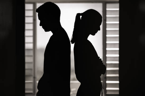 couple ignoring each other after conflict quarrel - divórcio imagens e fotografias de stock