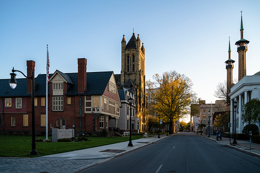 ペンシルベニア州ウィルクスバレーのキリスト教会とアイレム神社モスク寺院の景色を望むリバーストリート歴史地区 宗教のストックフォトや画像を