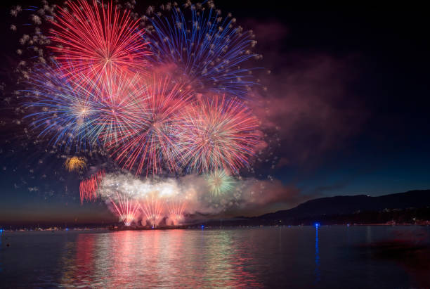 фейерверк на морском входе, ванкувер, британская колумбия - english bay flash стоковые фото и изображения