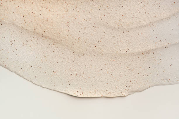 textura de gel de belleza con partículas. fondo beige con pinceladas y partículas - exfoliacion fotografías e imágenes de stock