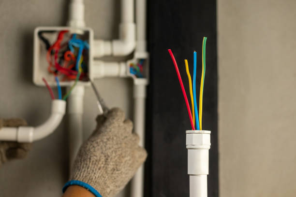 fio de reparo eletricista em conduíte de pvc, reformar casa . - electrical code - fotografias e filmes do acervo