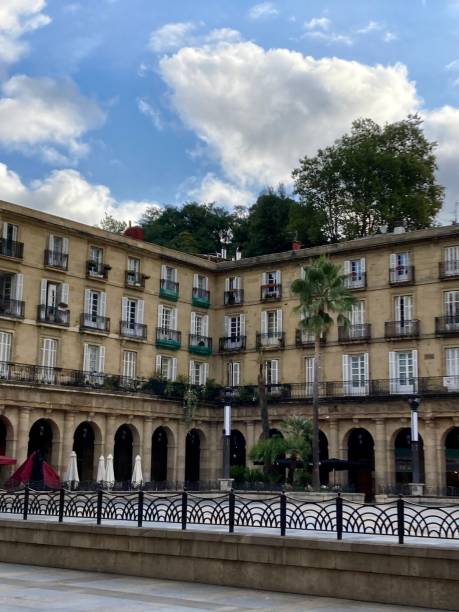 espanha - bilbao - plaza nueva plaza barria na cidade antiga (casco viejo) - architecture travel destinations outdoors colonial style - fotografias e filmes do acervo