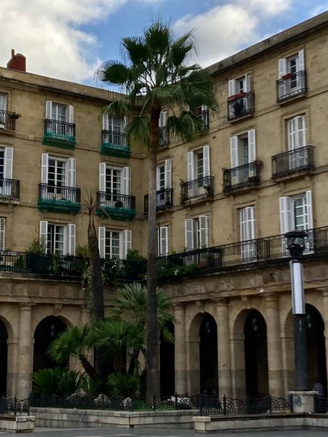 espanha - bilbao - plaza nueva plaza barria na cidade antiga (casco viejo) a plaza nueva ou plaza barria (nova praça) de bilbao é uma praça monumental de estilo neoclássico construída em 1821. - architecture travel destinations outdoors colonial style - fotografias e filmes do acervo