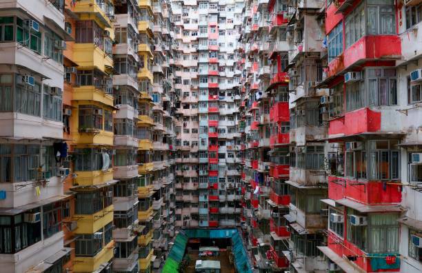 przepełniona przestrzeń mieszkalna na osiedlu mieszkaniowym w quarry bay w hongkongu. zatłoczone wąskie mieszkania w społeczności w hk, problem dużej gęstości zaludnienia i niedoboru mieszkań z powodu przeludnienia - architecture cityscape old asia zdjęcia i obrazy z banku zdjęć
