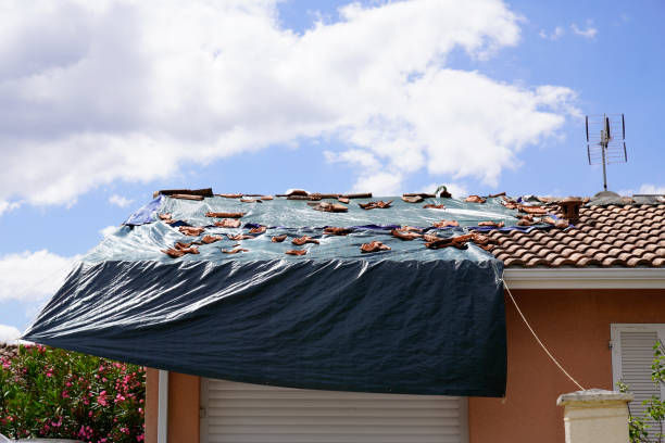 sturm beschädigtes dach auf haus mit einer schwarzen plastikplane über loch in den schindeln und dach nach frühlingssommer heftiges gewitter - tornado natural disaster damaged house stock-fotos und bilder