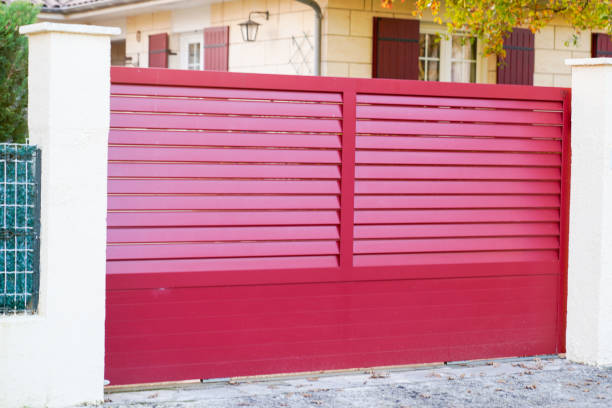 近代的な家の通りのポータルスチール大きな赤い金属製のゲートフェンス - personal land vehicle audio ストックフォトと画像