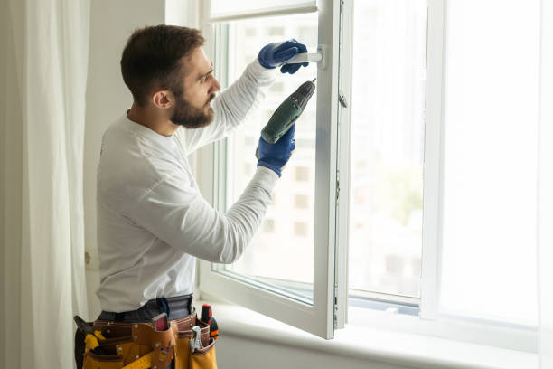 istock the master repairs the plastic window, warranty claim 1424187276