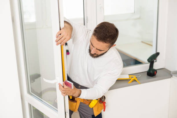 istock the master repairs the plastic window, warranty claim 1424187320