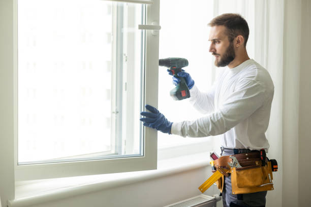 男は窓、窓のインストールを修理します。 - drill repairing installing home improvement ストックフォトと画像