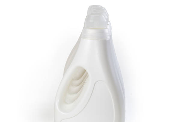 messbecher als flaschendeckel von flüssigem waschmittel - laundry detergent cleaning product concepts measuring cup stock-fotos und bilder