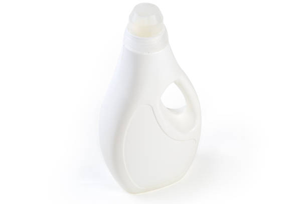 bottiglia di plastica di detersivo liquido per bucato su sfondo bianco - laundry detergent cleaning product concepts measuring cup foto e immagini stock