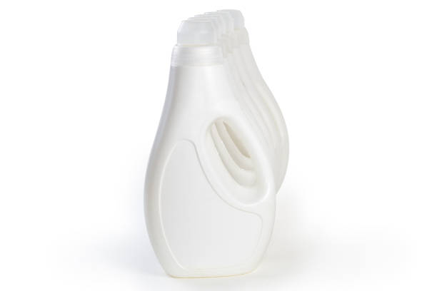 plastikflaschen mit flüssigem waschmittel auf weißem grund - laundry detergent cleaning product concepts measuring cup stock-fotos und bilder