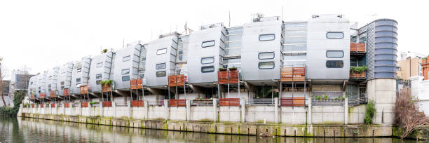 istock Grand Union Canal Walk 1424190634